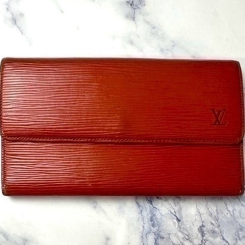 AUTHENTIC Sarah Wallet. Epi leather. Brown.